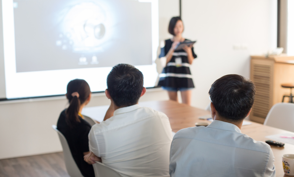 网页设计公司开会